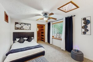 Iron/ironing board, Internet, bed sheets - Charming house w/ wifi, fireplace & dog-friendly (Shelton)