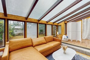 TV, fireplace - Charming house w/ wifi, fireplace & dog-friendly (Shelton)