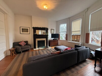 Historic Court Square Walkable 2-bedroom Condo in Downtown Charlottesville