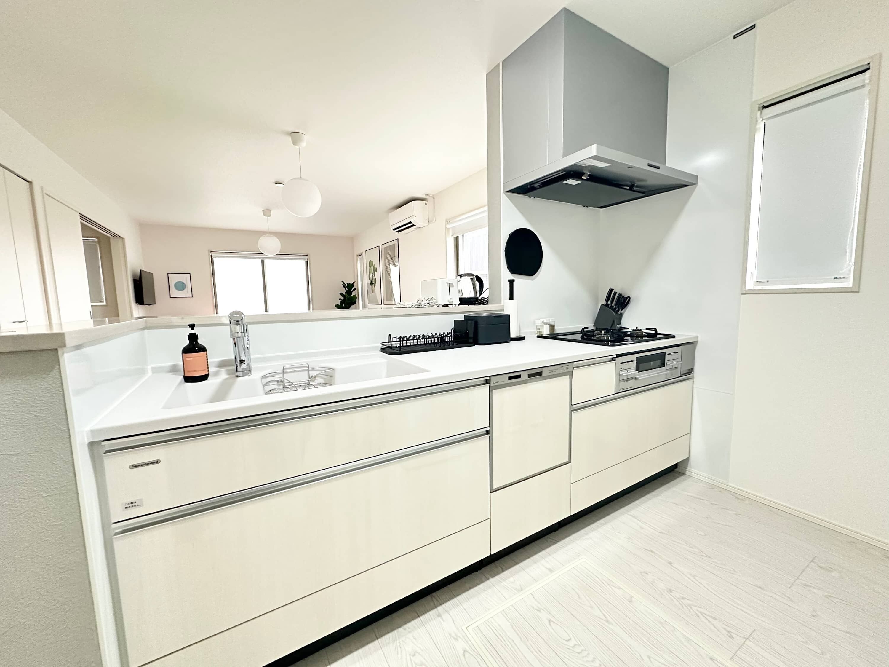 冷蔵庫、電子レンジ、オーブン、コンロ