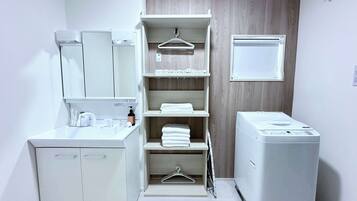 Een douche, een haardroger, handdoeken