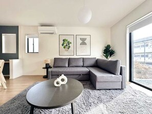 TV - 5 min. walk to Ozu Station Premium 4BR Stay by Restavio (Ozu)