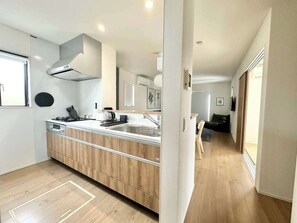 Frigorifero, microonde, forno, piano cottura