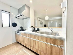 Fridge, microwave, stovetop, dishwasher - 5 min. walk to Ozu Station Premium 4BR Stay by Restavio (Ozu)
