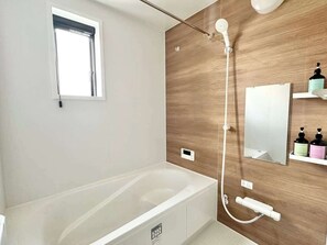 Shower, hair dryer, towels - 5 min. walk to Ozu Station Premium 4BR Stay by Restavio (Ozu)