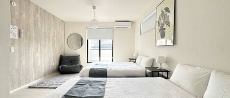 Escritorio, tabla de planchar con plancha, wifi y ropa de cama