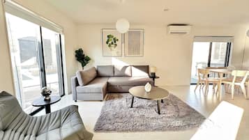 Una televisión, una oficina