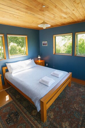 4 bedrooms, WiFi, bed sheets - Kākāriki Bach - Beach haven in Patons Rock (Patons Rock)