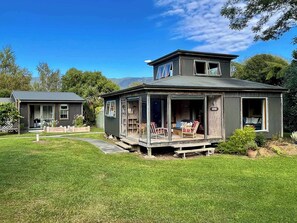 Exterior - Kākāriki Bach - Beach haven in Patons Rock (Patons Rock)
