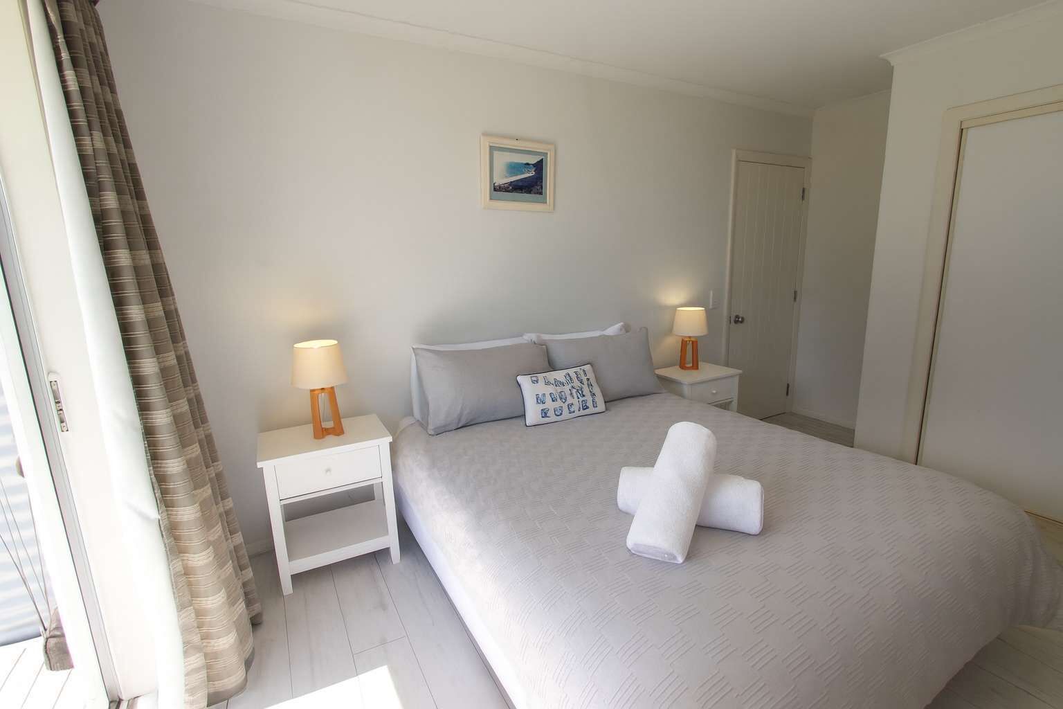3 bedrooms, desk, WiFi, bed sheets