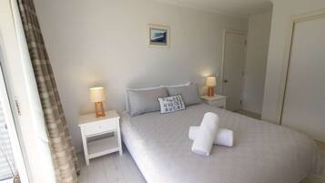 3 bedrooms, desk, WiFi, bed sheets
