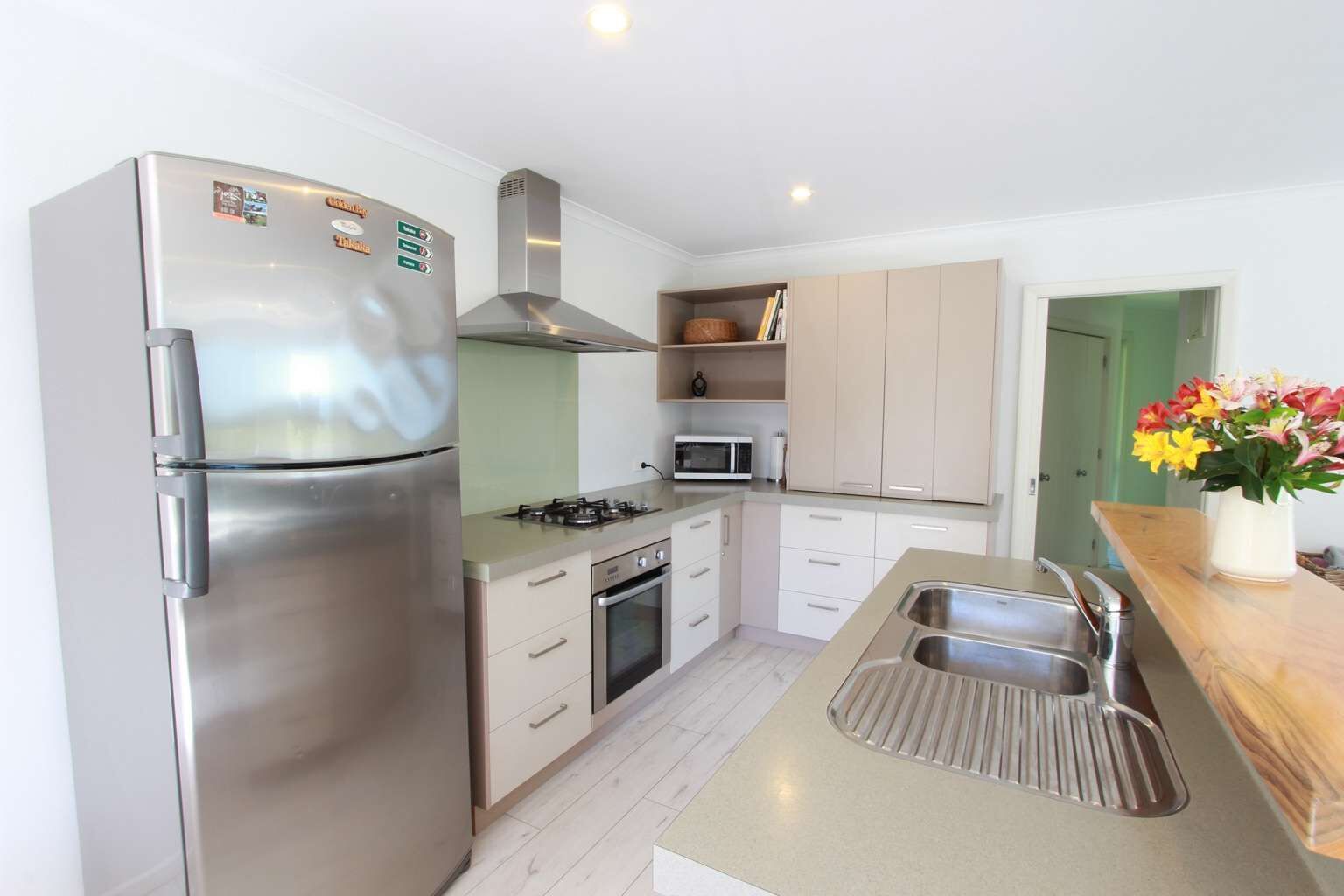 Geladeira, micro-ondas, fogão, cooktop