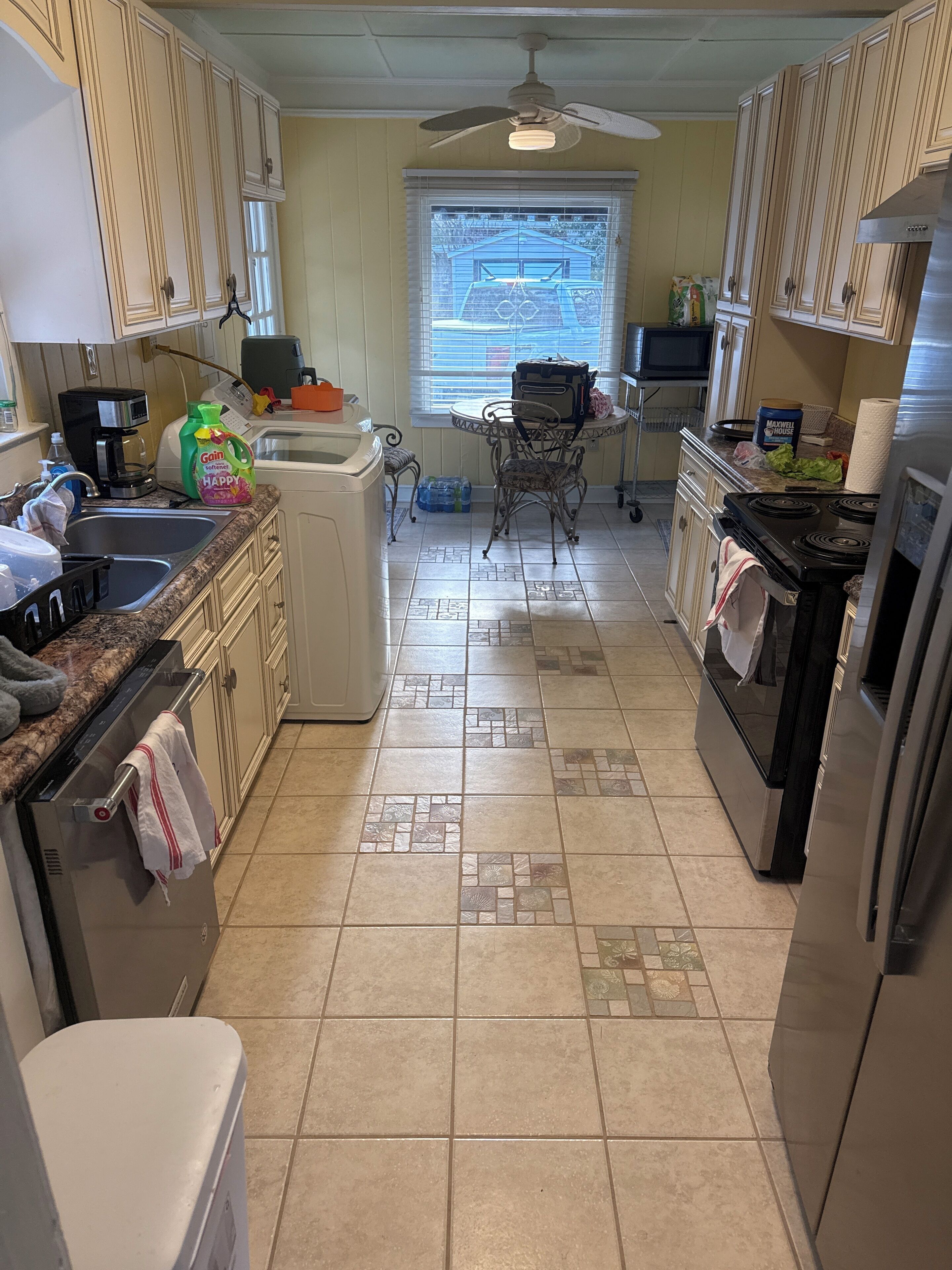 Mikrobølgeovn, ovn, kokeplater og oppvaskmaskin