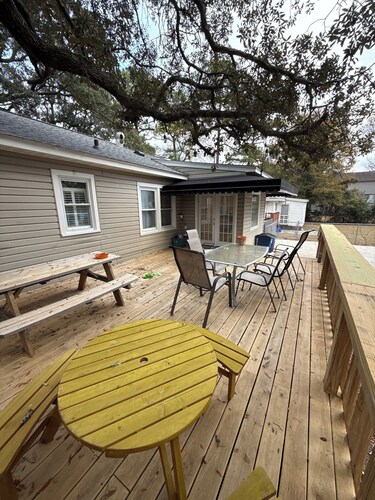 Beautiful 3bedroom bungalow Short walk to the Beach. Enclosed Motorcycle parking