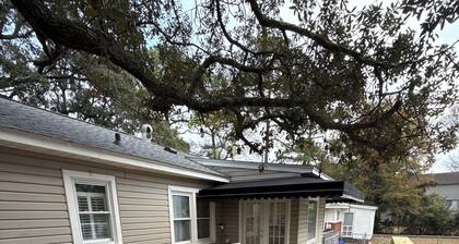 Beautiful 3bedroom bungalow Short walk to the Beach. Enclosed Motorcycle parking