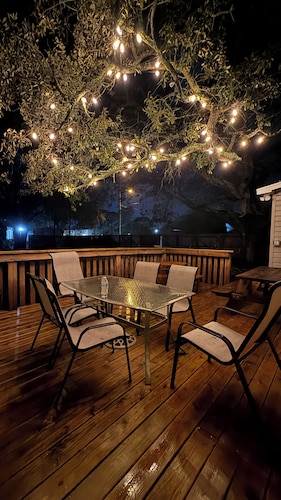 Beautiful 3bedroom bungalow Short walk to the Beach. Enclosed Motorcycle parking