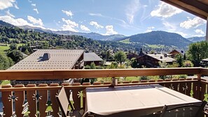 A balcony with a view of a village and mountains. - 1 Dorines - (Megève)