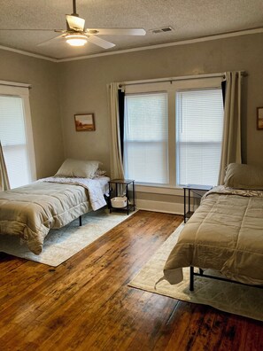 2 bedrooms, iron/ironing board, WiFi, bed sheets - The Blue Note-Duplex
Historic District (Memphis)