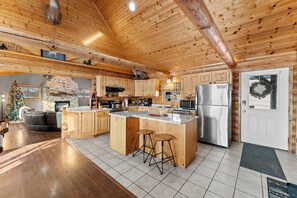 Fridge, microwave, oven, stovetop - Game Room Log Cabin Near Dells Hot Tub (Lyndon Station)