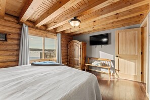 4 bedrooms, desk, iron/ironing board, travel cot - Game Room Log Cabin Near Dells Hot Tub (Lyndon Station)