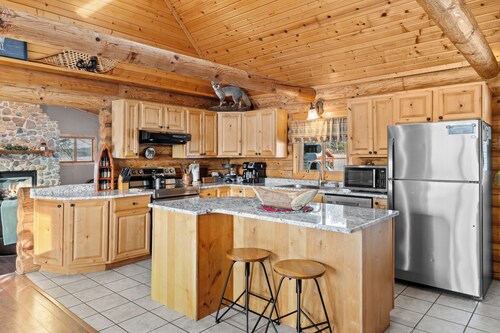 Game Room Log Cabin Near Dells Hot Tub