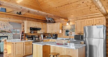 Game Room Log Cabin Near Dells Hot Tub