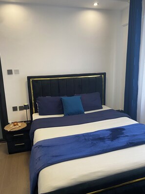 2 bedrooms, iron/ironing board, WiFi, bed sheets - Lovely 2-bedroom in Nairobi near Yaya Centre — Everything Walkable (Nairobi)