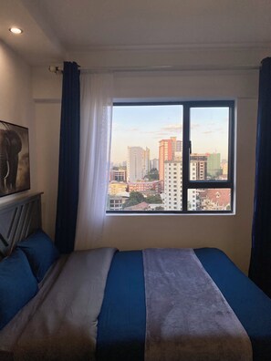 2 bedrooms, iron/ironing board, WiFi, bed sheets - Lovely 2-bedroom in Nairobi near Yaya Centre — Everything Walkable (Nairobi)