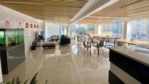 A modern interior with a kitchen, dining area, and living space. - Lovely 2-bedroom in Nairobi near Yaya Centre — Everything Walkable (Nairobi)