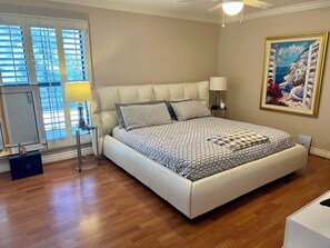 2 bedrooms, desk, iron/ironing board, travel cot - 2-bedroom condo on Biltmore golf course with heated pool, AC and gym & elevator. (Phoenix)