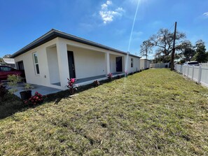Exterior - NEW Winter cold
Escape Serene 3/ 2 bath house with AC in charming Bradenton. (Bradenton)