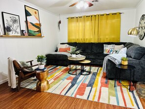 Living area - Spacious 4-bedroom house in Amarillo with fitness room (Amarillo)