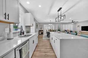 Microwave, oven, stovetop, dishwasher - Tranquility on the Lake (Lake Norman of Catawba)