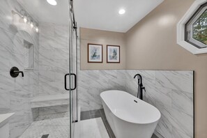 Hair dryer, towels, soap, toilet paper - Tranquility on the Lake (Lake Norman of Catawba)
