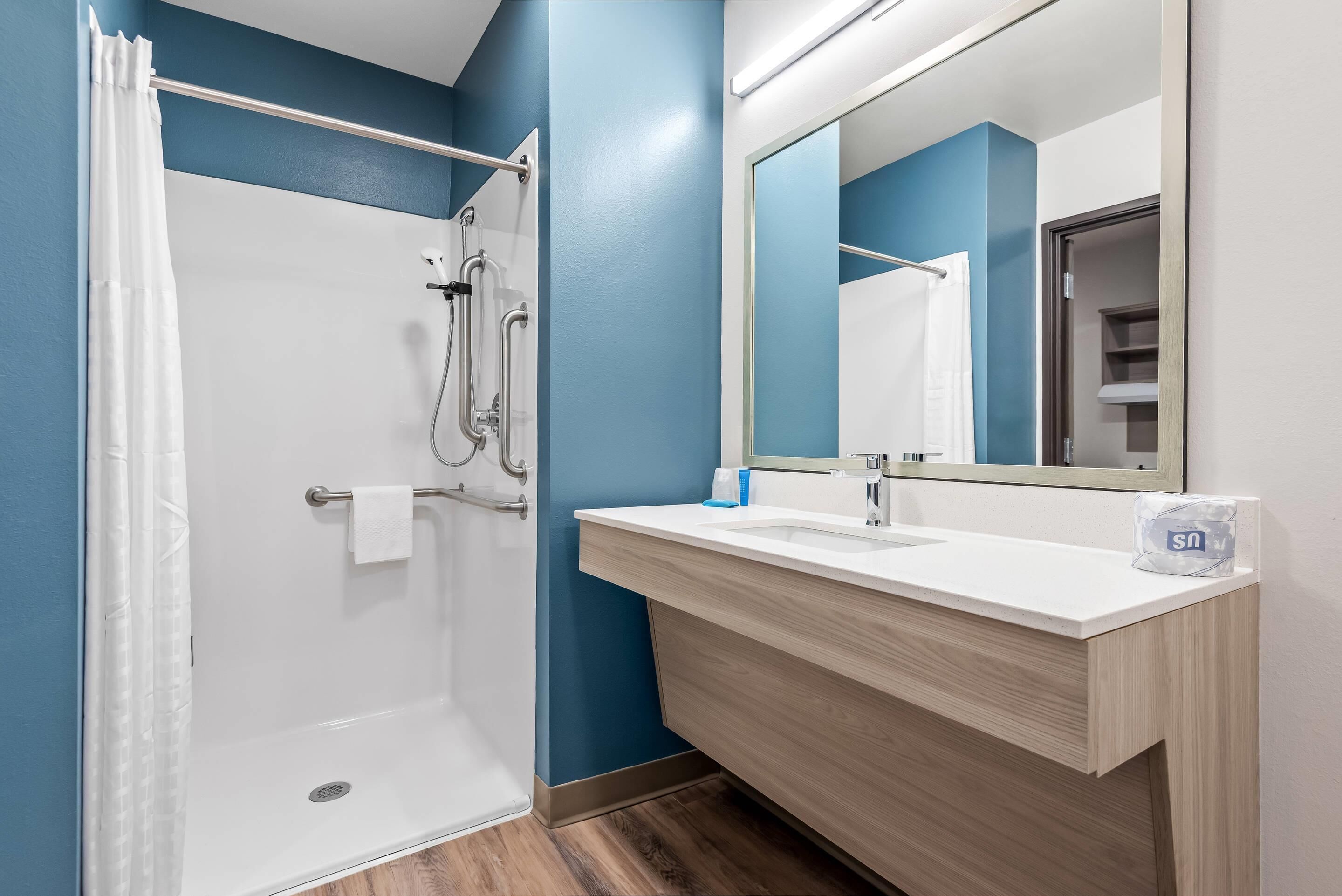 Suite, 1 Queen Bed, Transfer Shower, Non Smoking