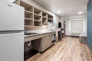 Room, 1 Queen Bed, Roll-in Shower, Non Smoking