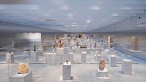 Un interior de museo espacioso con numerosas exhibiciones en vitrinas.