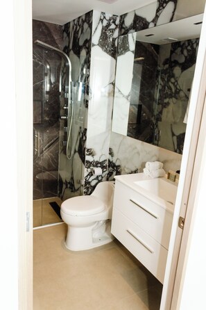Hair dryer, towels, soap, shampoo - Sea & Luxury: Apartment with Caribbean Sea View (Cartagena de Indias)