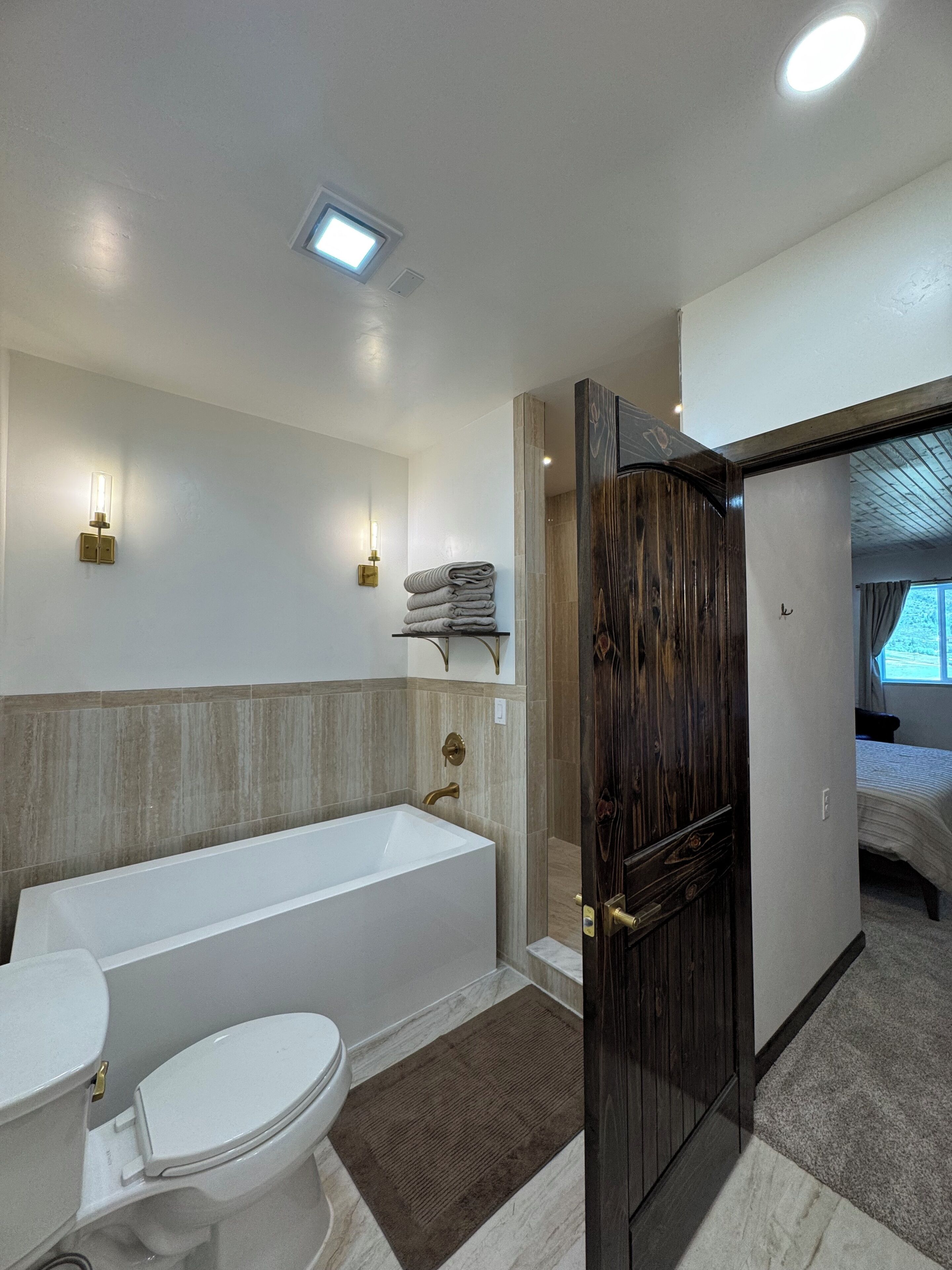 Douche, serviettes fournies, papier toilette