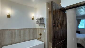 Douche, serviettes fournies, papier toilette