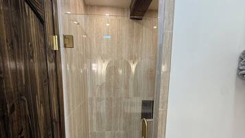 Douche, serviettes fournies, papier de toilette