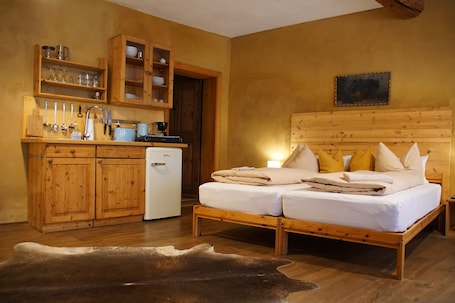 1 bedroom, WiFi, bed sheets. Studio ground floor - clay-plastered superior studio, barrier-free, garden, sauna