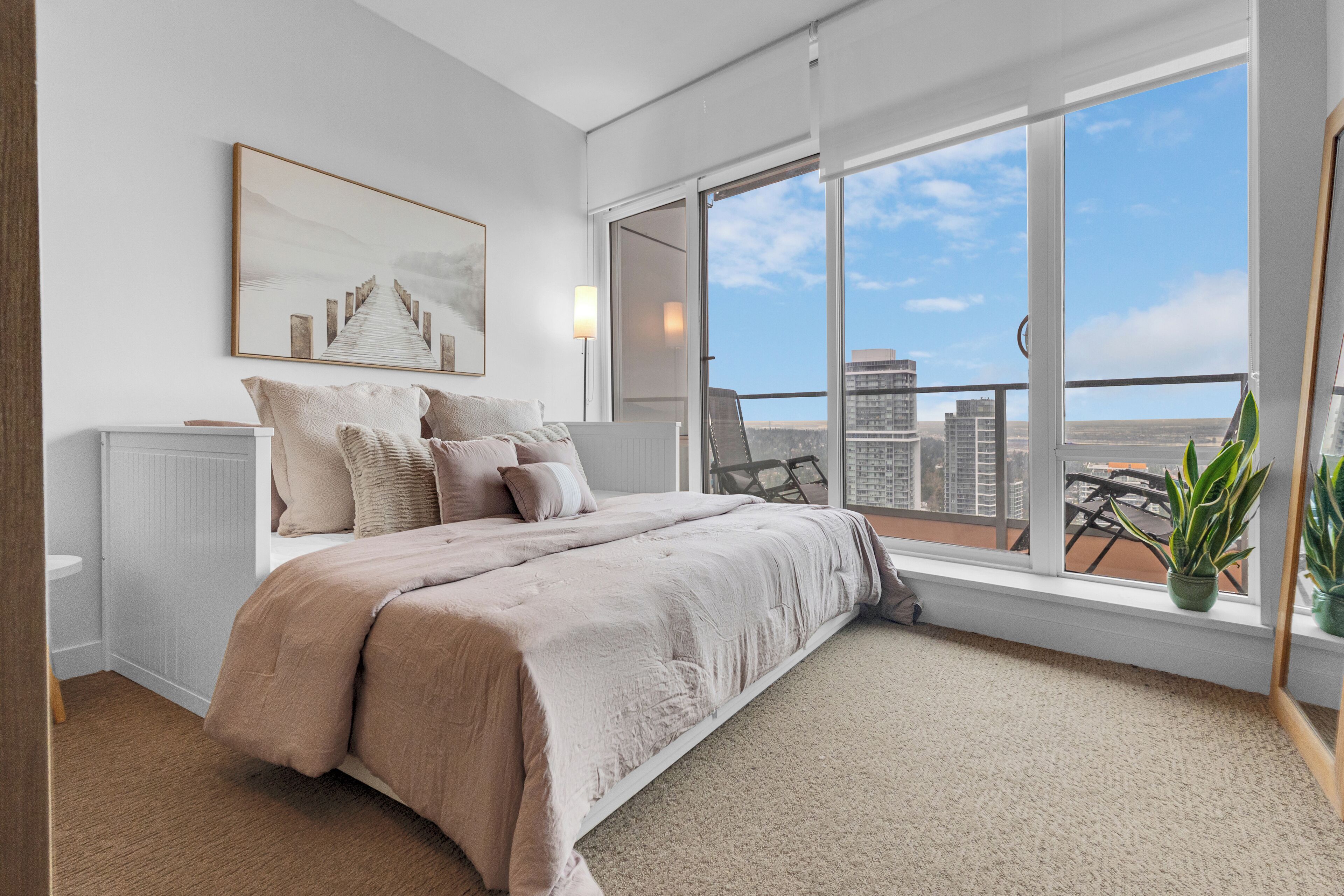 Tabla de planchar con plancha, internet y ropa de cama 