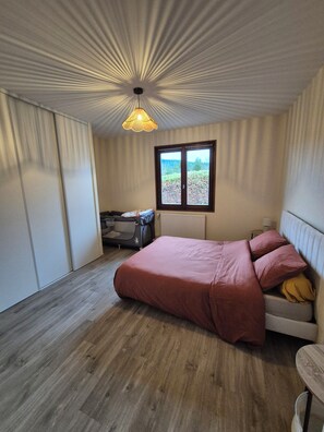 2 chambres, lit parapluie, draps fournis
