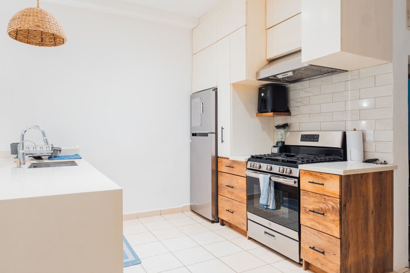 Køleskab, mikrobølgeovn, ovn, kogeplade