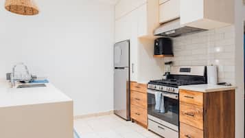 Køleskab, mikrobølgeovn, ovn, kogeplade