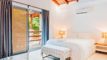 2 bedrooms, desk, WiFi, bed sheets