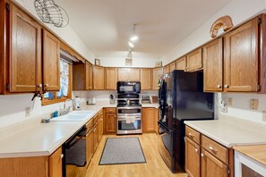 Fridge, microwave, oven, stovetop - Chalet house w/ access to Friends Lake, sandy beach, kayak, fireplace, deck (Chestertown)