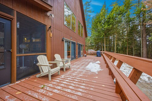 Chalet house w/ access to Friends Lake, sandy beach, kayak, fireplace, deck