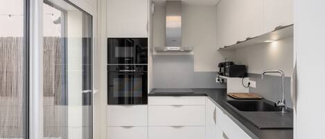 Réfrigérateur, four à micro-ondes, un four, surface de cuisson